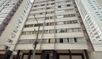 Apartamento à venda na Barra Norte, Balneário Camboriú-SC, com 3 quartos, 1 suíte, 2 salas, 2 banheiros, 1 vaga de garagem e 118m² - Quadra Mar, Centro!