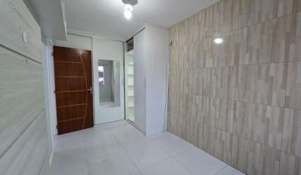 Apartamento com suíte e mobilia por de R$ 399 mil perto do Campeche!