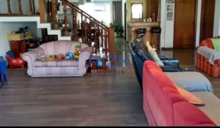Casa em rua de bairro arborizado