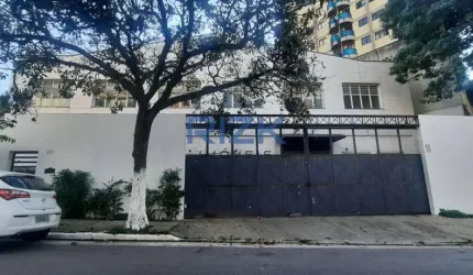 Prédio comercial perto de Metro