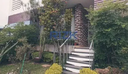 Sobrado ao lado do Parque.