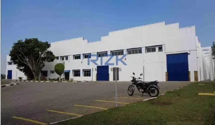 Galpão pé direito alto e livre próximo a rodovias