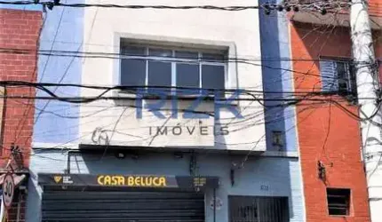 Prédio residencial com loja e 3 apartamentos.