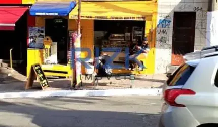 Prédio comercial com renda na Liberdade