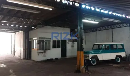Galpão pé direito alto e livre com duas entradas