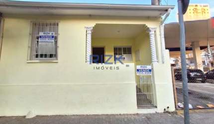 Casa térrea 03 dormitórios e  01 suíte.