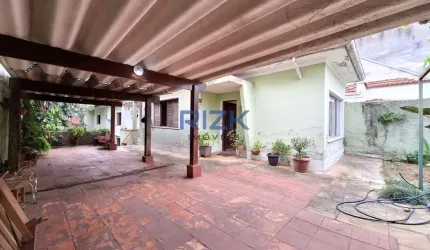 Casa térrea com amplo terreno perto do metrô