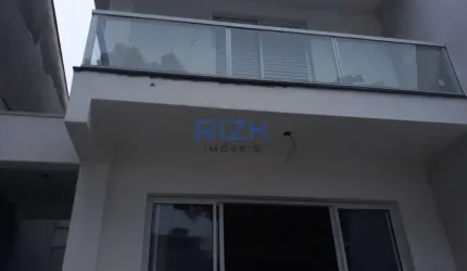 Sobrado novo em rua tranquila
