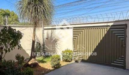 LINDA CASA COM 3 QUARTOS SENDO 1 SUÍTE NO CENTER VILLE