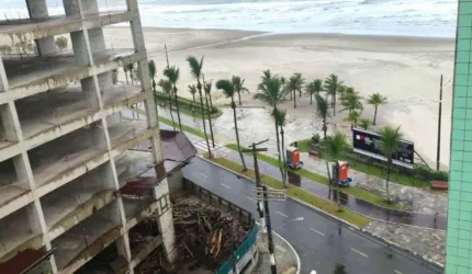 02 DORMS, SENDO 01 SUÍTE, PREDIO FRENTE MAR, COM VISTA MAR!