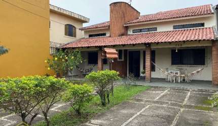 Casa c/ 04 dorms, 04 vagas por 630 mil
