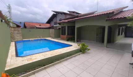 Linda Casa Térrea Isolada com churrasqueira e Piscina - Pertinho da Praia!