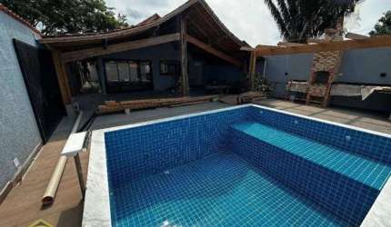 Linda Casa Térrea Isolada - 3 dorms 6 vagas - Piscina e Churrasqueira a Carvão!