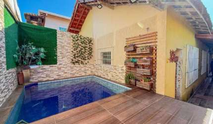 CASA COM PISCINA, 2 DORMS 1 SUÍTE, EXCELENTE LOCALIZAÇÃO APENAS R$420 MIL.