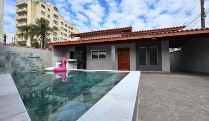 Casa à venda pé na areia em Mongaguá, Vila Atlântica, com 3 dorms sendo 2 suítes. Área gourmet com piscina!