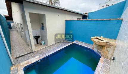 Casa Nova com Piscina à Venda em Mongaguá – 30m da Praia, 2 Dormitórios e Financiamento Bancário