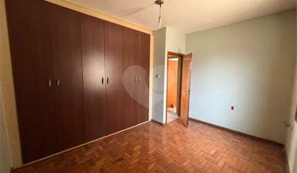 Casa com 3 quartos para locação em Centro - SP