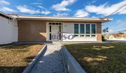 Linda casa comercial de esquina no Reboucas para locacao