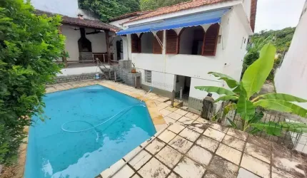 Casa de Condomínio com 4 quartos