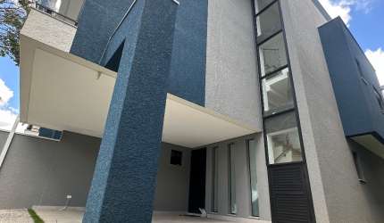 Sobrado Próximo ao Jardim Botânico – 172m² – 3 Quartos, Suíte com Closet e Terraço