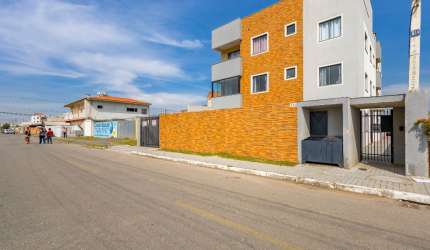 Apartamento térreo com 2 Vagas de garagem.