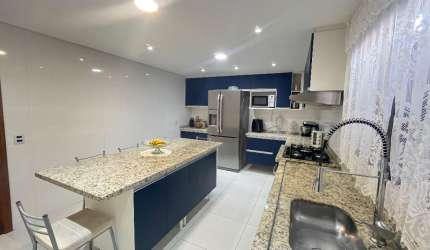 SOBRADO TRIPLEX ÓTIMA OPORTUNIDADE DE INVESTIMENTO