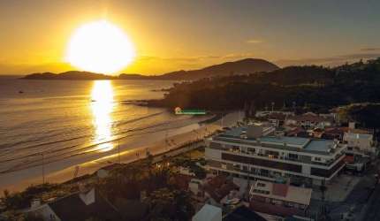 Apartamento frente mar com 02 suítes e 02 garagens na Praia de Bombas