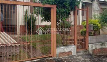 Casa com 3 quartos à venda na Zeferino Dutra, 65, Passo das Pedras, Porto Alegre, 130 m2 por R$ 310.000