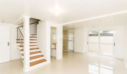 Casa em condomínio fechado com 3 quartos para alugar na Rua Doutor Pereira Neto, 1215, Tristeza, Porto Alegre, 110 m2 por R$ 3.200