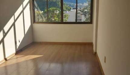 Vendo Apartamento no Centro com 2 Quartos mais Dependência Completa e ELevador