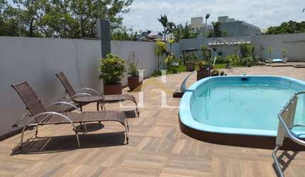 Viva com Estilo em Piçarras: Casa Incrível a 600m do Mar com 4 Suítes e Piscina