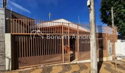 Casa com 3 Quartos e 2 banheiros à Venda, 239 m² Jd. Chapadão
