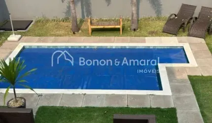 Maravilhosa casa à venda em condomínio, com 3 suítes, piscina e quintal amplo.