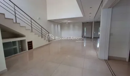 Ampla casa com 3 suítes em condomínio fechado de fácil acesso