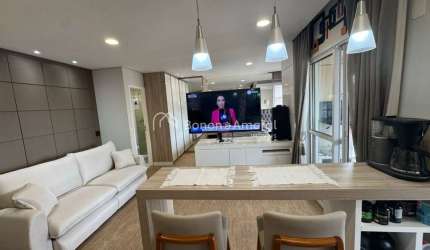 Studio mobiliado com 1 dormitório, varanda e garagem coberta à venda, Bosque.