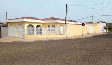 Casa à venda e locação no bairro Jardim Hikare, São Carlos - 4 dormitórios!