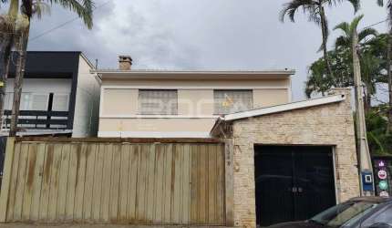 Casa de luxo com 5 dormitórios e piscina no CENTRO de São Carlos