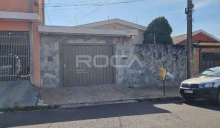 Charmosa Casa de 3 Dormitórios com Edícula e Casa para Caseiro no Jardim Bandeirantes, São Carlos