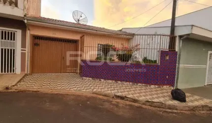 Casa à venda no Jardim Bicão, São Carlos: 2 dormitórios, churrasqueira e garagem coberta.
