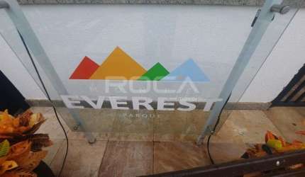 Apartamento de 2 dormitórios para alugar no bairro Monte Everest, São Carlos