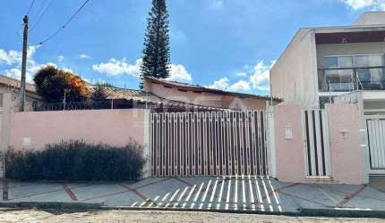 Casa padrão com 3 dormitórios, suíte e 3 garagens no Parque Santa Marta