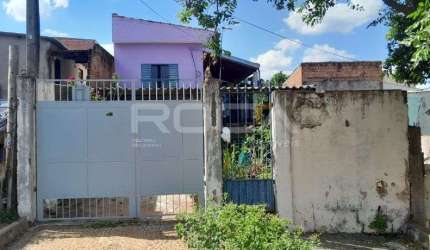 Casa padrão à venda em ótima localização no bairro Cidade Aracy, São Carlos