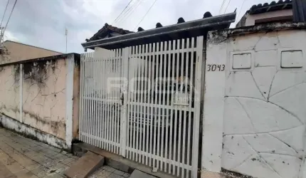 Linda casa à venda e locação no Jardim São Carlos, São Carlos - 2 dormitórios!