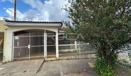 Casa à venda em Vila Prado, São Carlos! 3 dormitórios, 2 garagens e lareira.