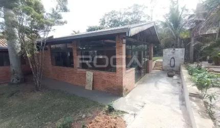 Chácara de luxo em São Carlos com 4 dormitórios e ampla área de lazer, casa de caseiro, loft, barracão, poço artesiano, piscina, churrasqueira, área gourmet, quadra de jogos e um lindo Paisagismo.