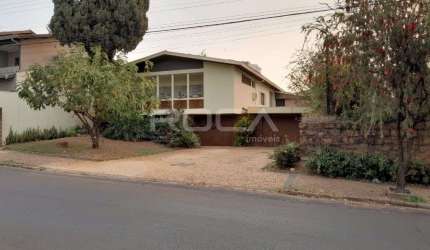 Casa de luxo com piscina e área verde na Vila Monteiro Gleba I