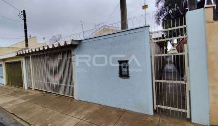 Casa de fundo para alugar na Vila São José, São Carlos - 2 dormitórios, quintal e varanda!