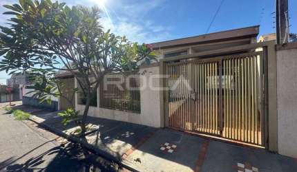 Casa Padrão de 3 Dormitórios com Suíte em São Carlos