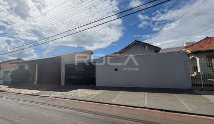 Charmosa casa à venda no CENTRO de São Carlos | 3 dormitórios, 6 garagens