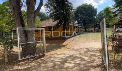 Casa de campo com churrasqueira na varanda em Chácara Leila, São Carlos